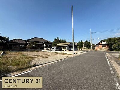 外観：青空に映えるスタイリッシュな外観が印象的な新築平屋。シンプルで落ち着いたデザインに、ゆとりある駐車スペースを確保。毎日の帰宅が楽しみになる、家族の新生活にぴったりの住まいです。