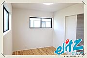 【2階　洋室　6帖】主寝室としての洋間は十分なスペースと、収納への動線がスムーズです