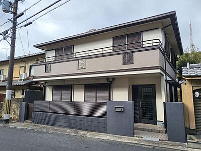 外観：広いバルコニー付き２階建ての一戸建て住宅です。