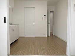 JR関西本線 加美駅 徒歩4分の賃貸アパート 3階1DKのリビング/ダイニング