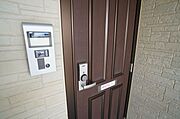 玄関扉はカードキー対応です