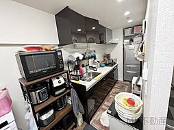 [キッチン] 清潔感のある広々としたキッチンです。設備も充実しているのでお料理も捗りますね。