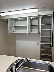 [キッチン] キッチン収納以外にも造り付けの食器棚、食器が多くても安心ですね。
