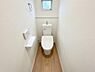トイレ：■■Toilet■■清潔な空間を保ちたいトイレはオフホワイトでまとめました。毎日使う場所だからこそお手入れも楽々にできる機能が搭載されております。汚れが付着しにくい便器はお掃除も楽々です。