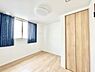 洋室：■■明るい居室■■温もりある自然光を感じていただける居室です。飽きのこないナチュラルカラーの床にホワイトの壁紙は、色褪せることのない心地良さを作ります。