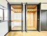収納：■■closet■■クローゼットはスーツ類から丈の長いコート類まで何でも収納できる便利なスペースです。衣装ケースと併用することでセーター類なども収納でき自分だけのスペースにカスタマイズできます。