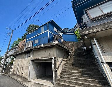 外観:抜けるような青空を背景に堂々と佇む邸宅は、太陽の恩恵を存分に受ける。伸びやかで開放的な眺望と、たっぷりと降り注ぐ陽光に、ここに住まう贅沢をきっと実感して頂ける筈。 外観:抜けるような青空を背景に堂々と佇む邸宅は、太陽の恩恵を存分に受ける。伸びやかで開放的な眺望と、たっぷりと降り注ぐ陽光に、ここに住まう贅沢をきっと実感して頂ける筈。