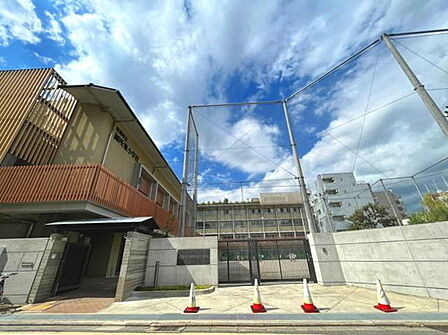 京都市立御所東小学校まで464m