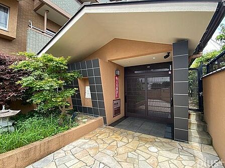 オートロック・防犯カメラを備えたエントランス。防犯面に配慮され、毎日の暮らしに安心感を添えます。