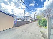 周辺は高い建物が建っていないので、採光や開放性に恵まれ、空が広く緑の多い閑静な環境です。