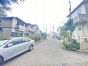 舗装された前面道路は自転車やベビーカーでの通行も安心ですね。