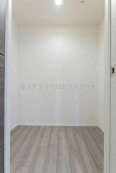 収納力に優れた納戸です。奥行きがあり、かさばる布団や季節家電もすっきり収まります。生活感を隠せるため、お部屋を広々と使えるのが大きな魅力です。