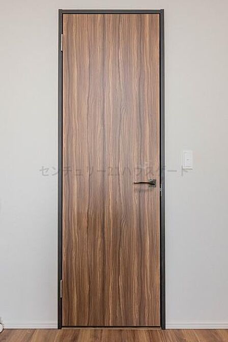 約7帖洋室のウォークインクローゼットです。ご家族の衣類はもちろん、季節の家電や用品、キャリーケースも収納できます。
