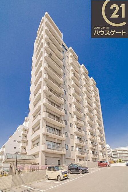 やさしいクリーム色の外観が、街並みに溶け込む穏やかな佇まい