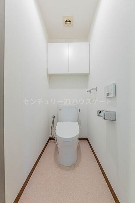 1階の清潔感のあるトイレです。上部に棚が付いているので、トイレットペーパーなどがスッキリと片付きます。