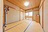 和室：2階6帖の和室です。落ち着いた和風情緒を感じられる寛ぎの和室。お布団を敷いて寝室としてもお使いいただけます。