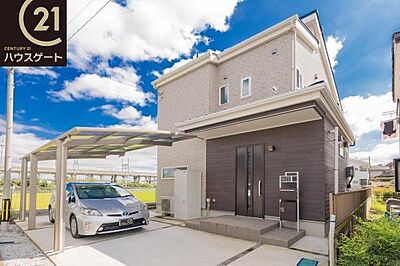 外観:屋根付駐車場・宅配ボックス完備。モダンな2トーンの外壁がオシャレで、開放的な眺望を眺めて穏やかな暮らしを。 外観:屋根付駐車場・宅配ボックス完備。モダンな2トーンの外壁がオシャレで、開放的な眺望を眺めて穏やかな暮らしを。
