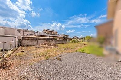 外観:82.88坪の広々とした土地です。西側に建物が建っていないので、陽当り良好です。 外観:82.88坪の広々とした土地です。西側に建物が建っていないので、陽当り良好です。