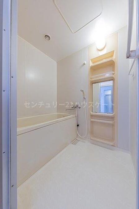 一日の疲れを癒やせる広々としたバスルーム。清潔感あふれる空間でリラックスタイム