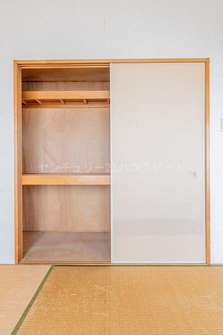 奥行きがあり使い勝手の良い、和室の押入れ収納。布団や季節物の衣類、大型の荷物もすっきりと整理・収納できて非常に便利です。