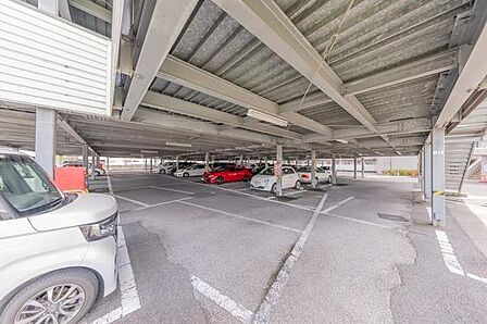 平面駐車場は出し入れがスムーズ。同乗者の乗り降りや荷物の積み下ろしも行えて快適です。