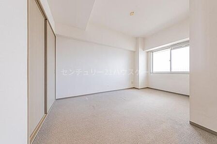 絨毯張りの6帖の洋室は寝室にオススメ。ゆっくりとお休みいただける落ち着いたお部屋です。