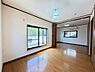 洋室：洋室・6.0帖+6.0帖の続き。様々な用途でお使いいただけるお部屋です。