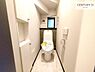 トイレ：1・2階にトイレがございます！朝の忙しい時間帯も待たずにすみそうですね。白を基調とした清潔感のあるトイレでお手入れがしやすいです！