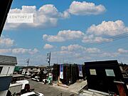 落ち着きある住宅街です！周囲には高い建物がなく、空が広く開放感があり、陽当たりを大きく遮られることもありません！気持ちの良い風が通り抜ける街並みです！