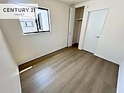 掃き出し窓がないお部屋は、お子様のお部屋としても安心です！収納スペースも充実しているので散らかったお部屋をサッと片付けられます！