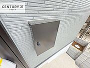 外壁に設置されたポストは、外観デザインと美しく調和しながら、使い勝手にも配慮された便利な設備です。