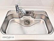 ワイドなシンクですね！水が跳ねにくく洗物がしやすい家事が楽々仕様のシステムキッチンです！デザイン性と機能性を兼ねたキッチンで清潔感がありますね！（同仕様）