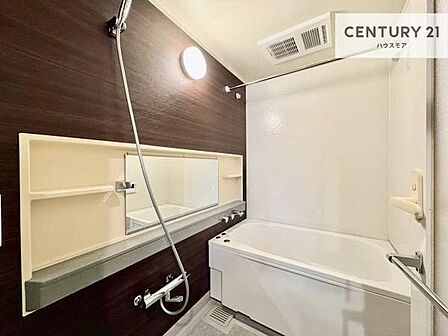ミラーの両脇に棚を設けた使い勝手の良い浴室。シャンプーや洗顔用品をすっきり整理でき、毎日のバスタイムを快適にサポートします。