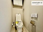 温水洗浄便座につき、冬場は便座が暖かくできるので冷たい便座に座らずに済む嬉しい仕様です！シンプルなカラーを基調としているので、お手入れがしやすいです。