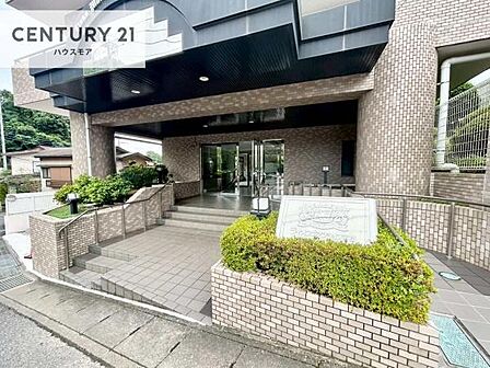 陽当たりの良いエントランスは、ご家族やお客様を温かく迎えてくれます。毎日の暮らしに心地よさをもたらしてくれる空間です。