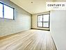 寝室：バルコニーに面した洋室は、たっぷりの陽光が差し込む明るい空間。一日の疲れをゆっくりと癒す主寝室としておすすめです。朝は心地よい光に包まれながら気持ちよく目覚められます。