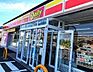 周辺：デイリーヤマザキ松戸六実店まで697m