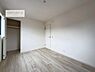 子供部屋：掃き出し窓がないお部屋は、お子様のお部屋としても安心です！収納スペースも充実しているので散らかったお部屋をサッと片付けられます！