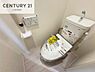 トイレ：1・2階にトイレがございます！朝の忙しい時間帯も待たずにすみそうですね。白を基調とした清潔感のあるトイレでお手入れがしやすいです！