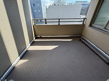 廊下から出入り可能な南向きのルーフテラスも当マンションで唯一本物件のみに備わります。