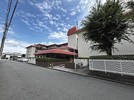 閑静な住宅街に佇む5階建て低層レジデンス