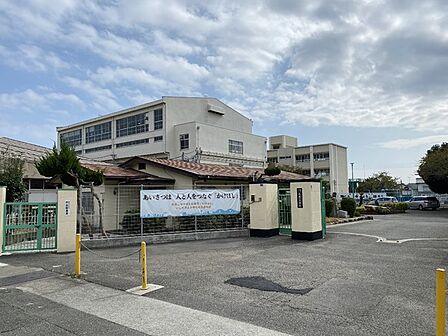歌敷山中学校まで650m
