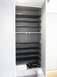 [収納] 玄関横の靴箱になります。可動棚になりますので、ブーツ収納等、お客様の用途に合わせて利用可能です。