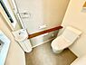 トイレ：■■Toilet■■清潔な空間を保ちたいトイレはオフホワイトでまとめました。毎日使う場所だからこそお手入れも楽々にできる機能が搭載されております。汚れが付着しにくい便器はお掃除も楽々です。