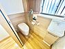 トイレ：■■Toilet■■清潔な空間を保ちたいトイレはオフホワイトでまとめました。毎日使う場所だからこそお手入れも楽々にできる機能が搭載されております。汚れが付着しにくい便器はお掃除も楽々です。
