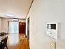 室内：■■カラーTVモニターホン■■外出中も来訪者をカラー画面と音声でしっかり録画します。在宅時にも鮮明なモニターでしっかり相手を確認できます！防犯のスタート、安心の一歩は玄関からですね。