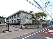 藤沢市立片瀬小学校まで909m