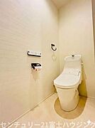 スタイリッシュな装いのタンクレストイレとなっており、トイレ内も広々してます