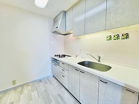 白を基調としたシステムキッチンは清潔感があり、3口コンロや豊富な上下収納がございます!