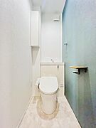 清潔感のあるトイレです！嬉しい収納付き！